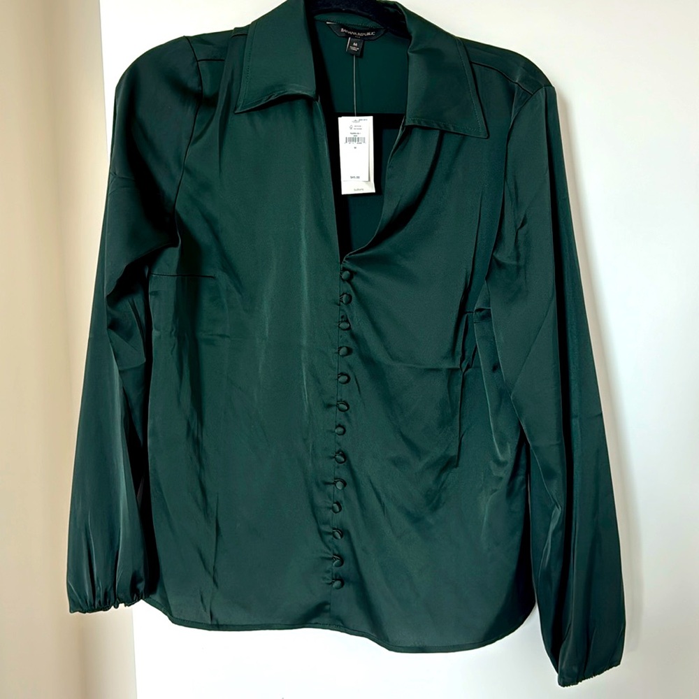Banana republic size m emerald green blouse with buttons NWT